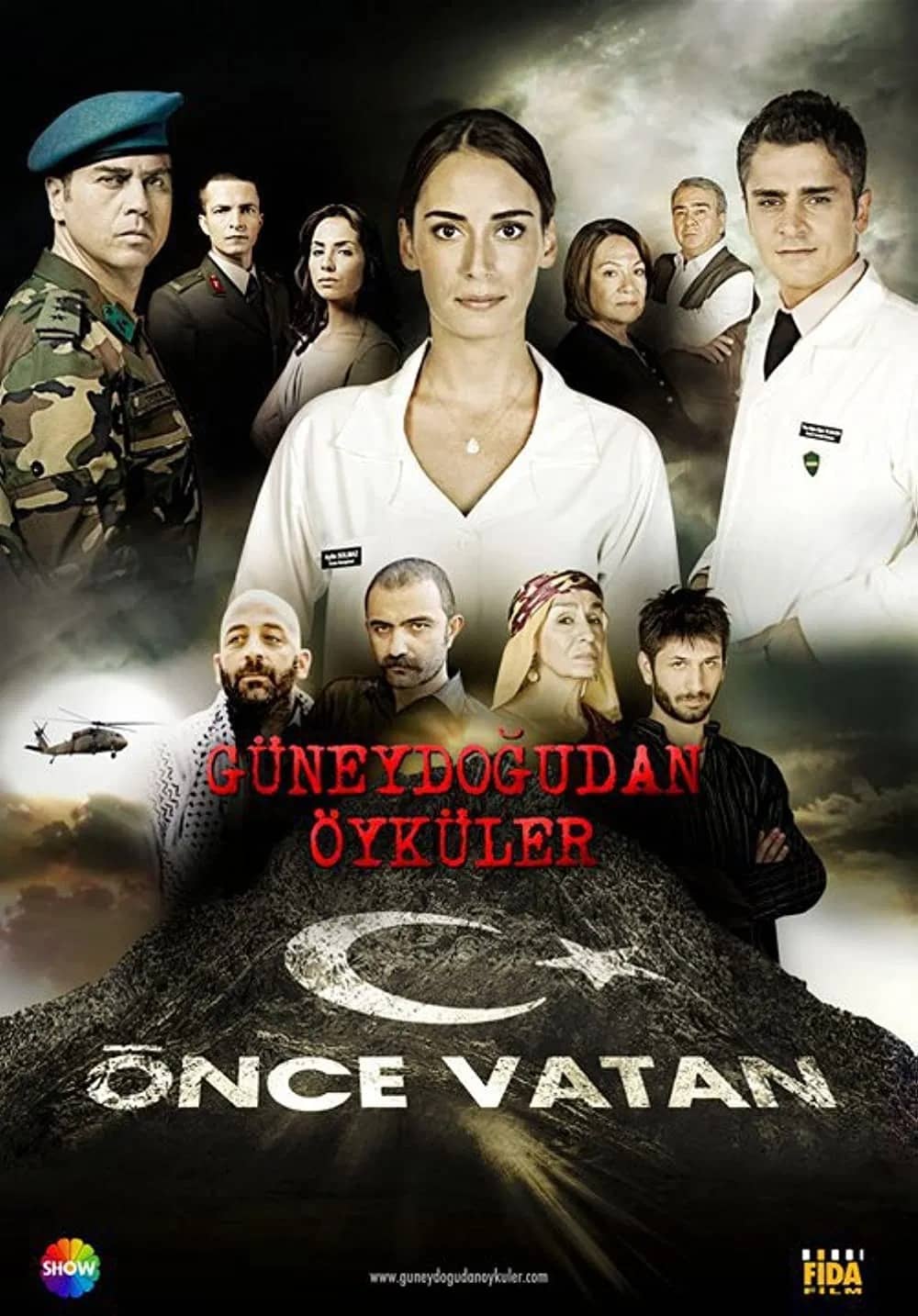 Güneydoğudan Öyküler: Önce Vatan dizisinin afişi: önde beyaz önlüklü bir kadın doktor, arkasında asker ve sivil oyuncular; altta ÖNCE VATAN yazısı.